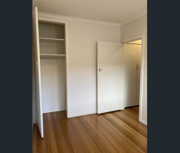 Two‑bedroom unit in a convenient location. - Photo 2