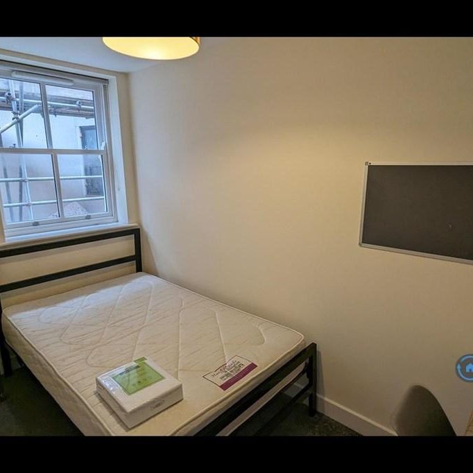 4 bedroom flat to rent - Photo 1
