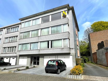 Appartement gelegen op de derde verdieping in de directe nabijheid van het centrum van Strombeek. - Foto 4