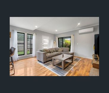 Spacious Contemporary Townhouse with Courtyard & Yard - Photo 3