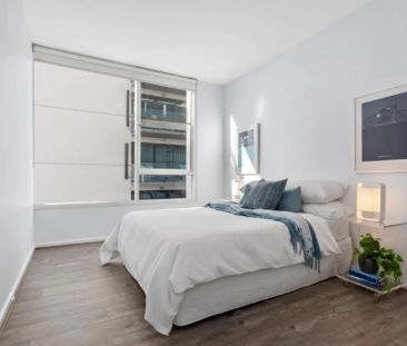 Light-Filled Corner Apartment with Sweeping City Views - Photo 5