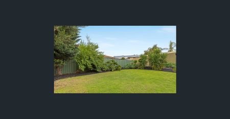Stunning 4 Bedroom Family Home in Hallett Cove - Photo 2