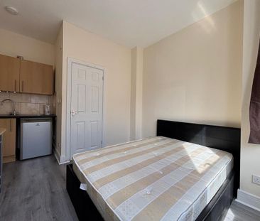1 bedroom in a house share to rent - Photo 2