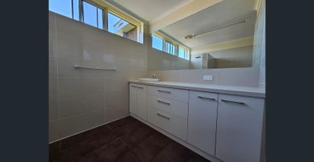 Large Space, Clean Two Bed Bayside Home - Photo 4