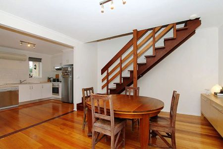 “Double story neat townhouse!” - Photo 4