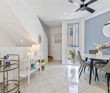 Relaxed Lakeside Living in the Emerald Lakes Precinct - Photo 4