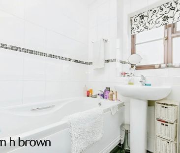 California Close, Colchester - Photo 3