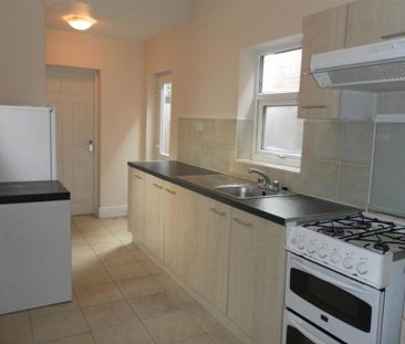 4 bedroom semi-detached house to rent - Photo 5