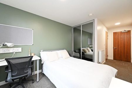 4 bedroom flat to rent - Photo 5