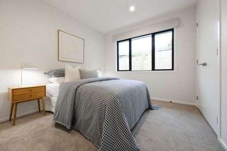 Modern 2-Bedroom, 2-Bathroom Duplex in Leamington - Photo 3