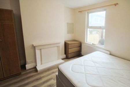 4 bedroom terraced house to rent - Photo 4