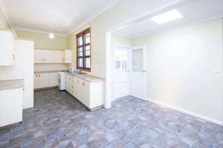 Character Cottage Living in a Prime Stepney Location - Photo 2