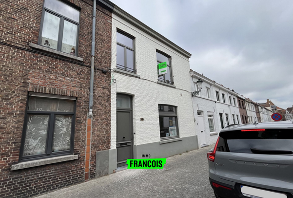 Gerenoveerde stadswoning met 3 kamers en gezellige stadskoer te centrum Brugge! - Photo 1