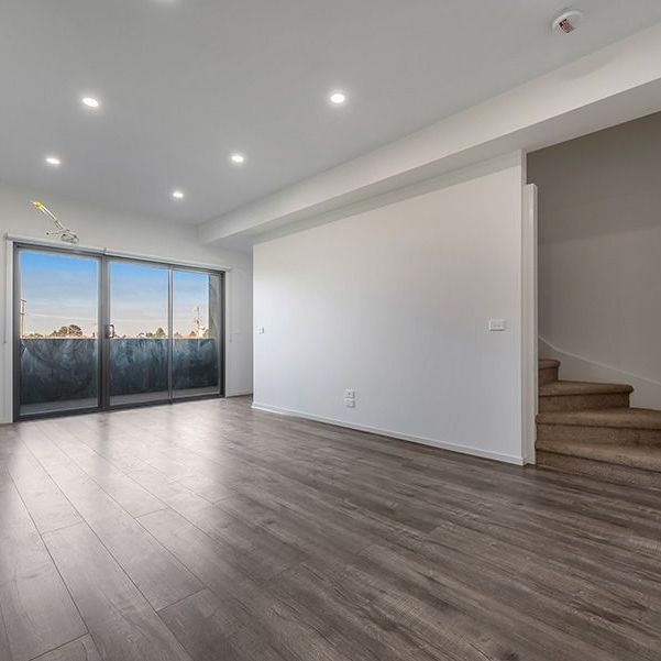 Townhouse close to all amenities - Photo 1