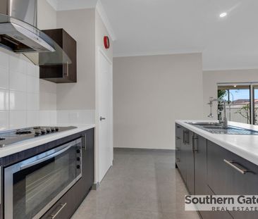 Easy Care Family Home! - Photo 4