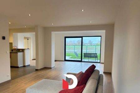 Gerenoveerde, lichtrijke woning met 3 slaapkamers en garage - Photo 2