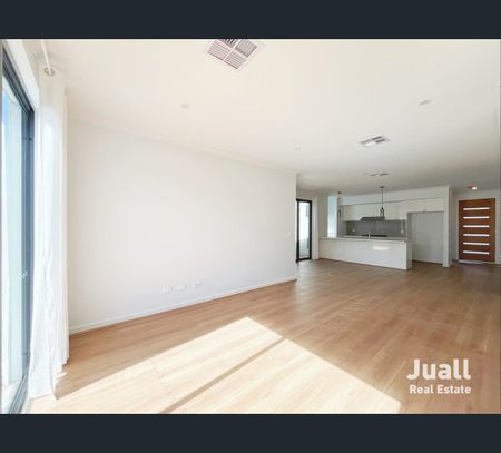 33 Langer Circuit, Cranbourne, Vic 3977 - Photo 2