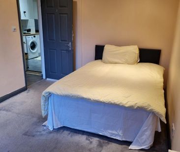 1 bedroom in a house share to rent - Photo 5