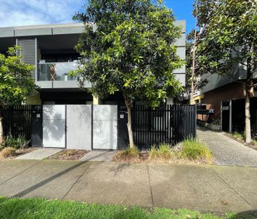Stylish Ground Floor Living in the Heart of Parkville Gardens - Photo 2