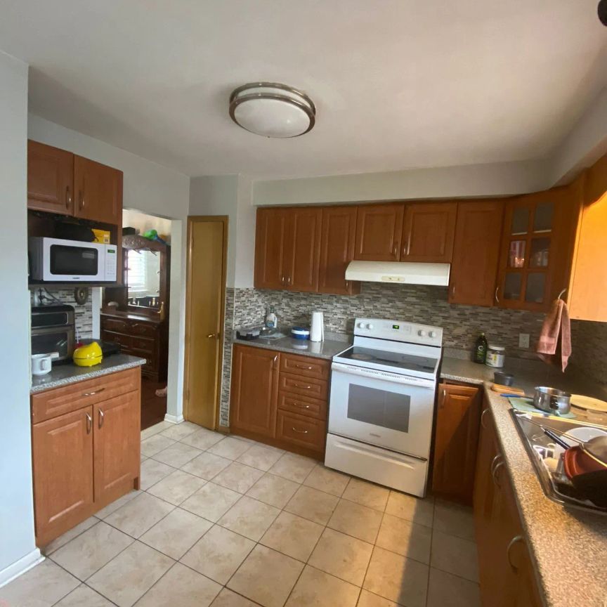 Detached Home For Lease | W9038936 - Photo 1