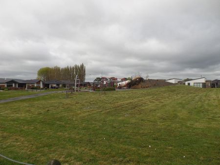 Are you searching for a stylish and comfortable, three bedroom townhouse to call home? Look no further! - Photo 3