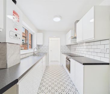3 bedroom Terraced House to rent - Photo 2