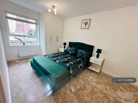 4 bedroom semi-detached house to rent - Photo 5