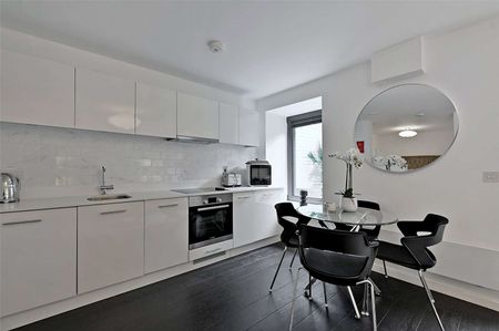 A beautifully presented and fully-furnished super studio apartment with private patio in a prime central Windsor setting. - Photo 4