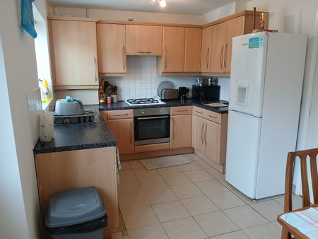 3 Bed Terraced House, Windsor Court, LS13 - Photo 3
