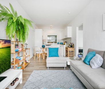 Beautiful Ground Floor Unit - Photo 3