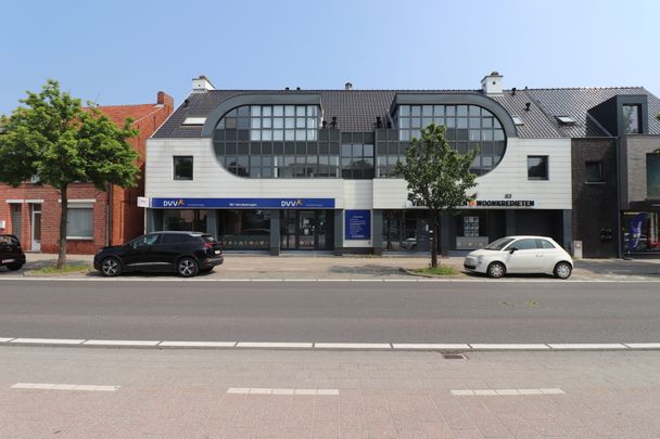 Een appartement op de 2de verdieping met 2 slaapkamers, veranda en garage. - Photo 1