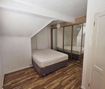 4 bedroom semi-detached house to rent - Photo 3