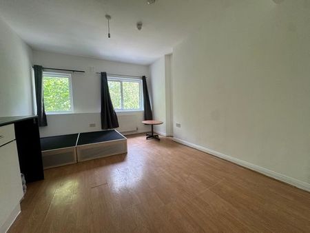 Studio Flat, Walworth Road, SE1 - Photo 2