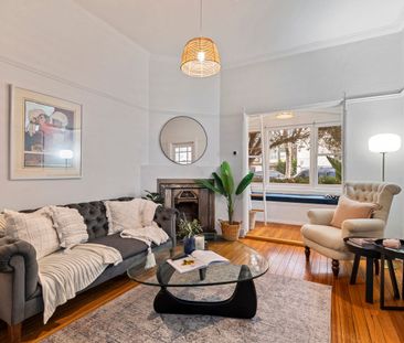 Charming Beachside Art Deco Abode - Photo 3