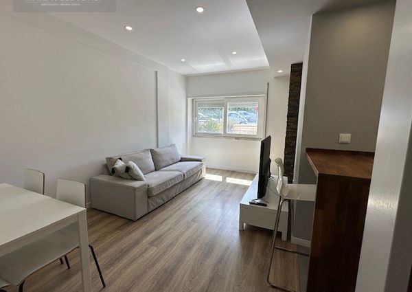 Ótimo apartamento mobilado, situado em zona de comércio, totalmente remodelado.