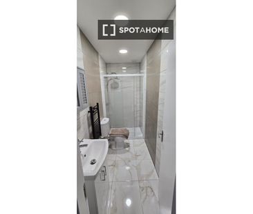 Room in shared apartment for rent in Inns Quay, Dublin - Photo 5