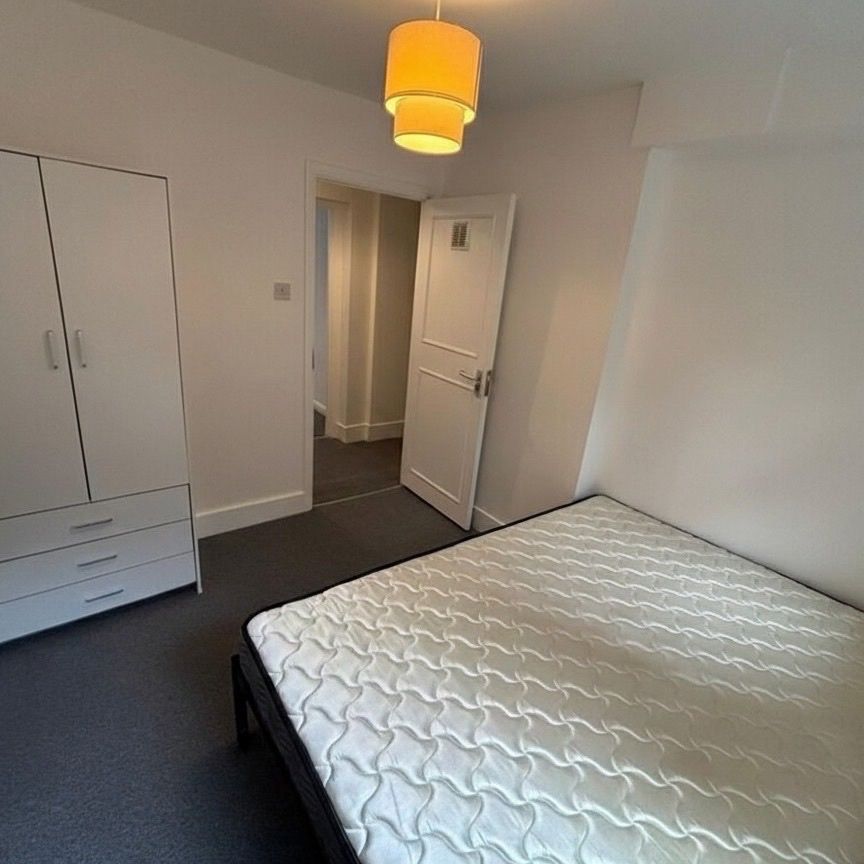 Room in a Shared House, Endlesham Road, SW12 - Photo 1