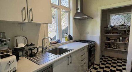 SPACIOUS CHARACTER HOME: - Photo 3