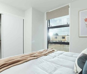 Stylish, and ready to move in - Photo 4