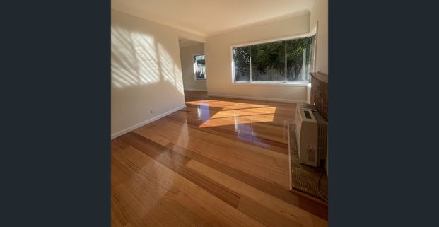 Beautifully Renovated 3 Bedroom Home Close to CBD! - Photo 1