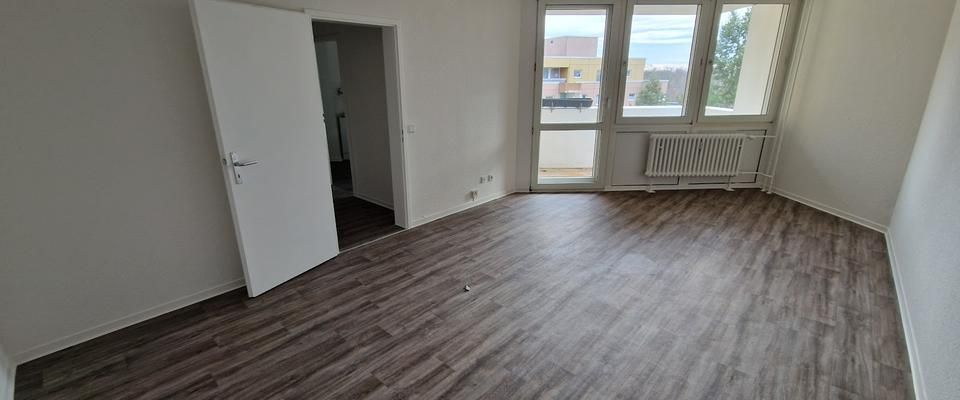 Ab 20.01. ruft diese großzügige 2-Zimmer-Wohnung mit Balkon und Aufzug! - Photo 1