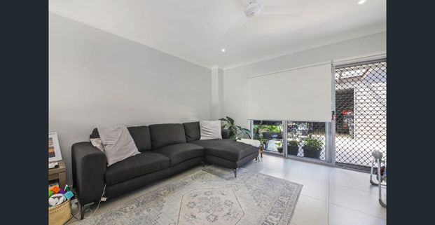 Spacious 3-Bedroom Townhouse - Perfect for Your Next Home! - Photo 1