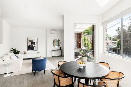 Top floor 2 bed apartment offering convenience in boutique setting - Photo 5