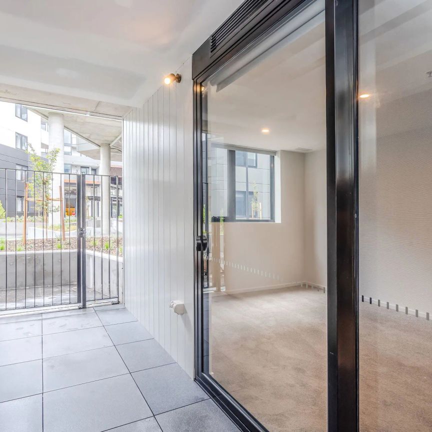 One Bedroom Apartment, Walking Distance to Shops - Photo 1