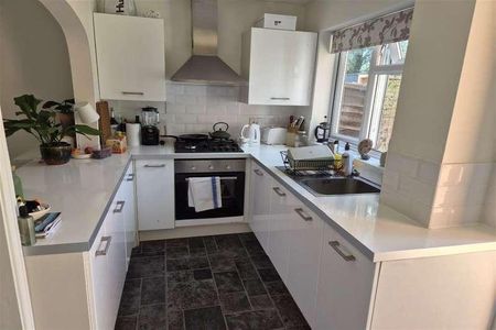 Bedroom Terraced House In Godalming, GU7 - Photo 4
