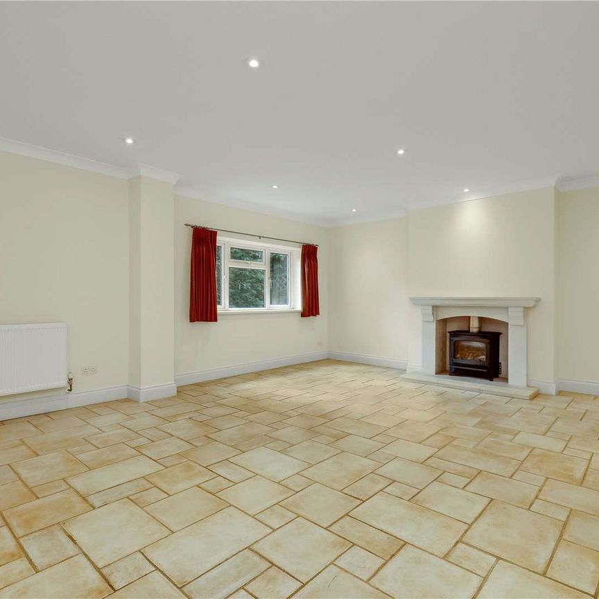 A spacious five bedroom detached family home in Virginia Water - Photo 1