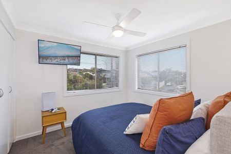 Beautifully renovated open plan home townhouse - Photo 3
