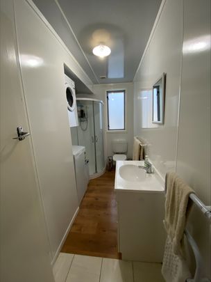 Modern 2-Bedroom Apartment with City Views – Walk to University & Hospital - Photo 1