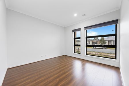 SPACIOUS FAMILY HOME - Photo 4