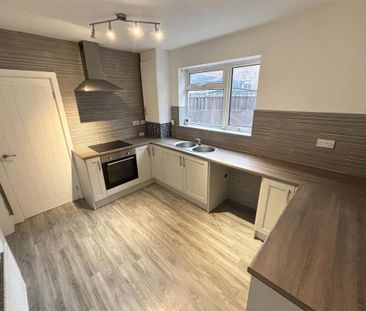 3 bedroom semi-detached house to rent - Photo 2